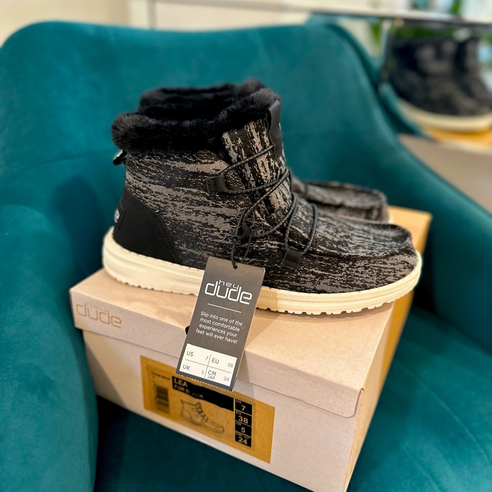 New in Box Hey Dude Lea Fur Black Women’s Size 7